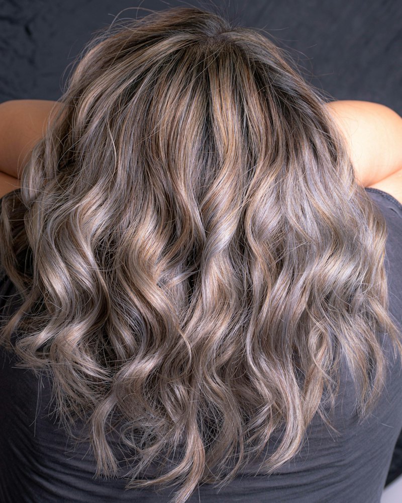 Melena ondulada en tono gris perla