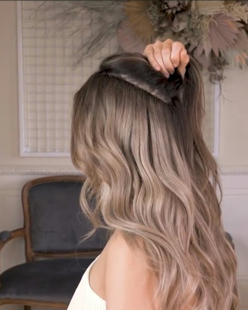 Después: melena ondulada con balayage rubio ceniza